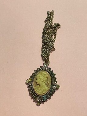 Costume Damaged Cameo for Parts or Repairs #9304